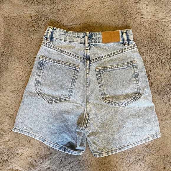 (SOLD) ZARA Light Wash Blue High-Wasted Mom Fit Short US 2/34 - Picture 5 of 8